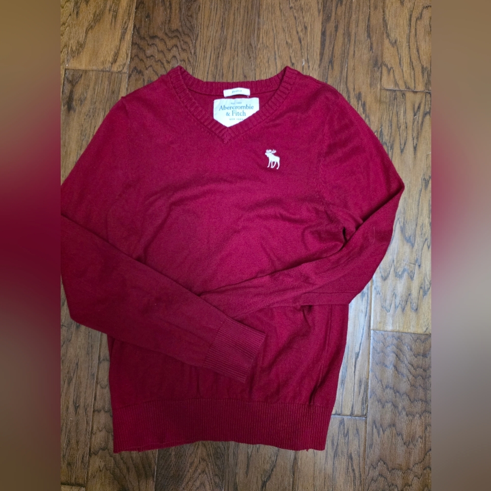Abercrombie & Fitch V-Neck Sweater in Rich Red